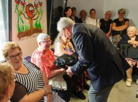 Le Conseil départemental des Ardennes remet des tablettes à des personnes âgées