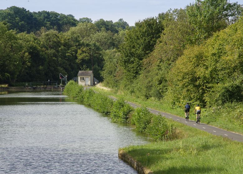 Voie verte Sud Ardennes : le long du Canal des Ardennes, secteur Montgon